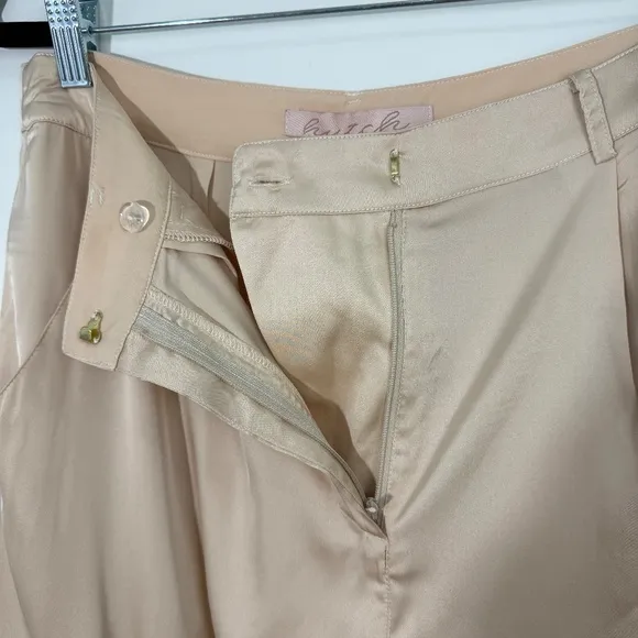 Anthropologie Hutch Women’s Size Medium Neutral Beige Pleated Utility Shorts NWT