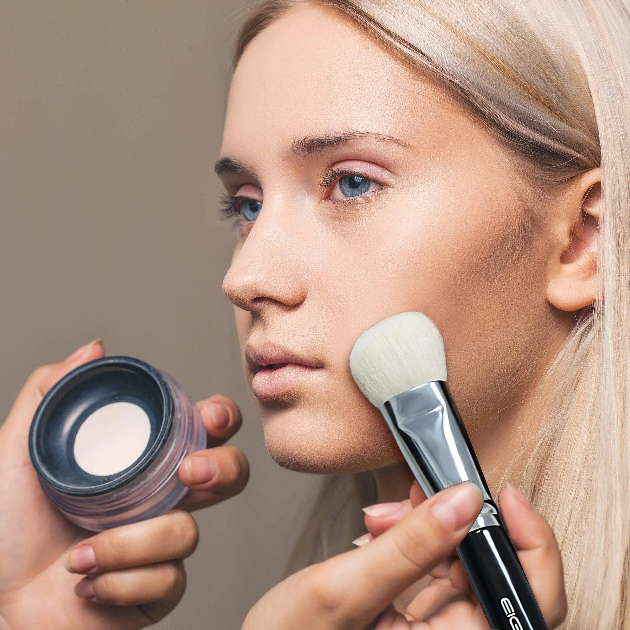 F610 - SMALL ANGLED CONTOUR BRUSH
