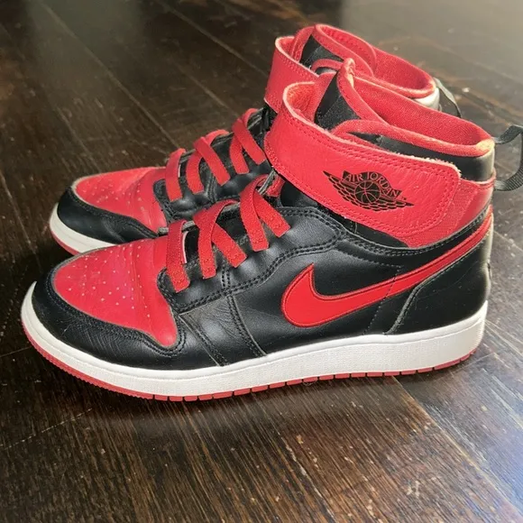 Jordan 1 High FlyEase Sneakers.