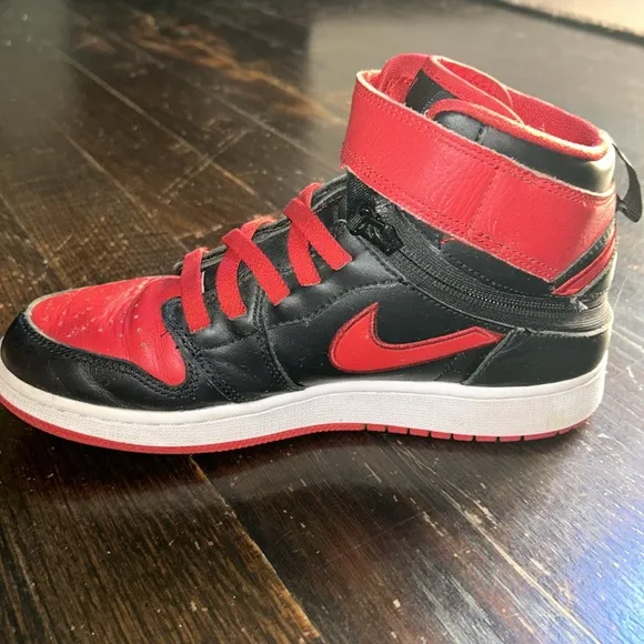Jordan 1 High FlyEase Sneakers.