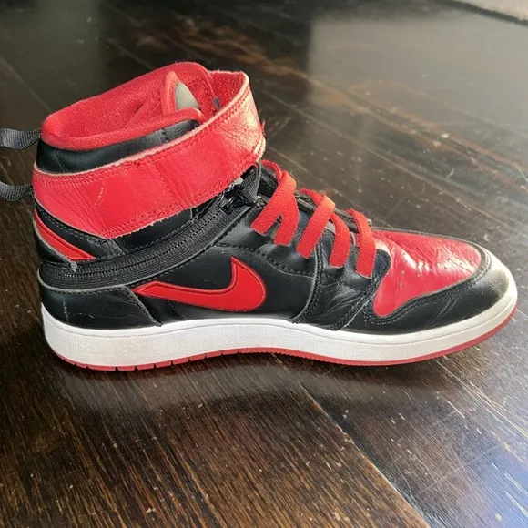 Jordan 1 High FlyEase Sneakers.