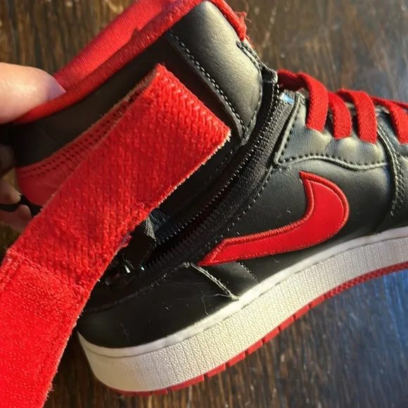 Jordan 1 High FlyEase Sneakers.