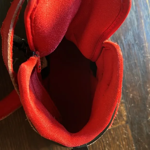 Jordan 1 High FlyEase Sneakers.