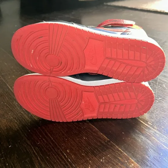 Jordan 1 High FlyEase Sneakers.