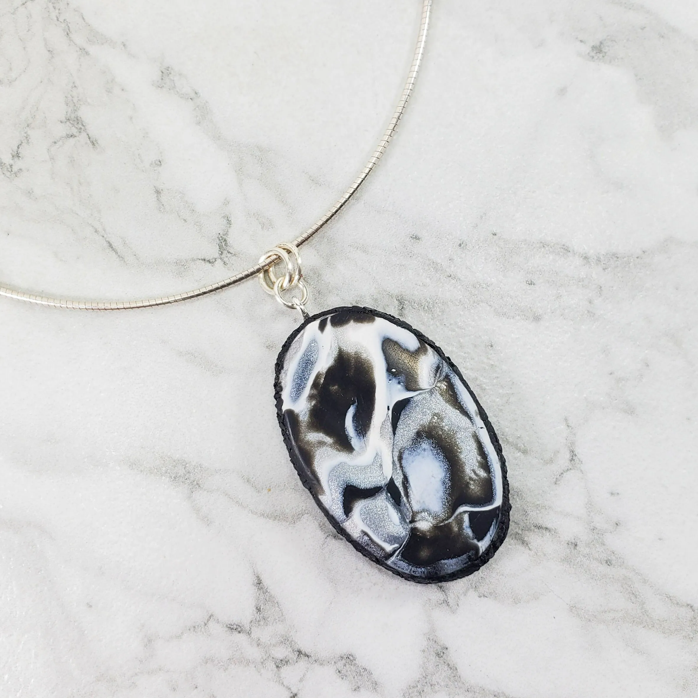 Medium Oval Pendant - Calacatta