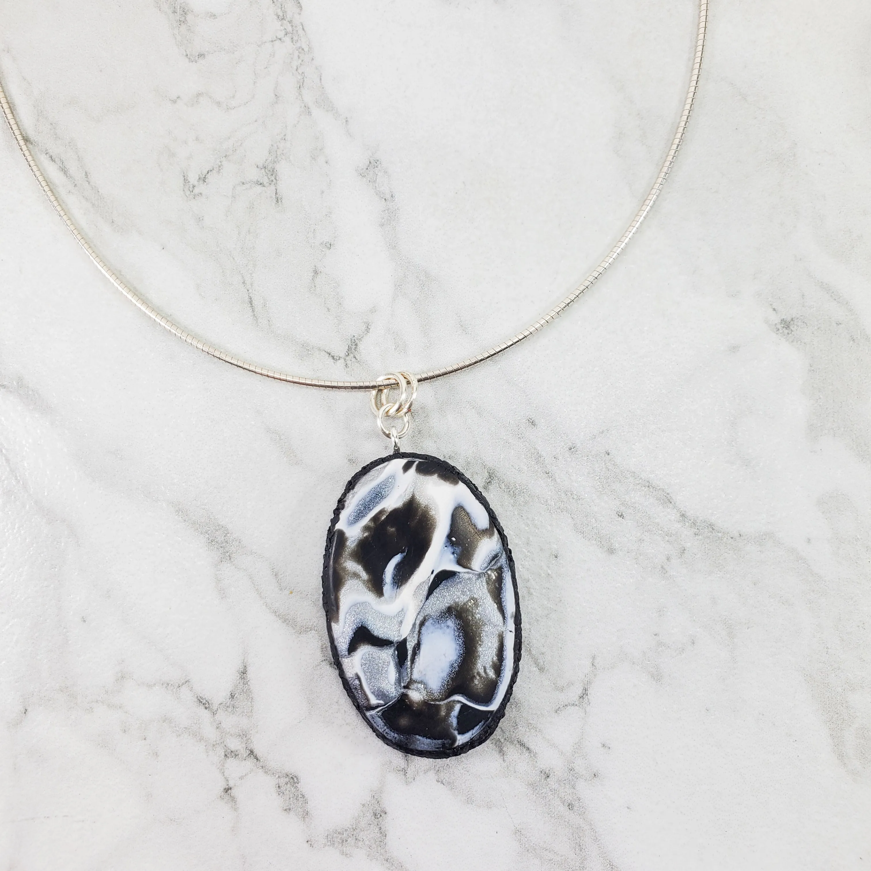 Medium Oval Pendant - Calacatta