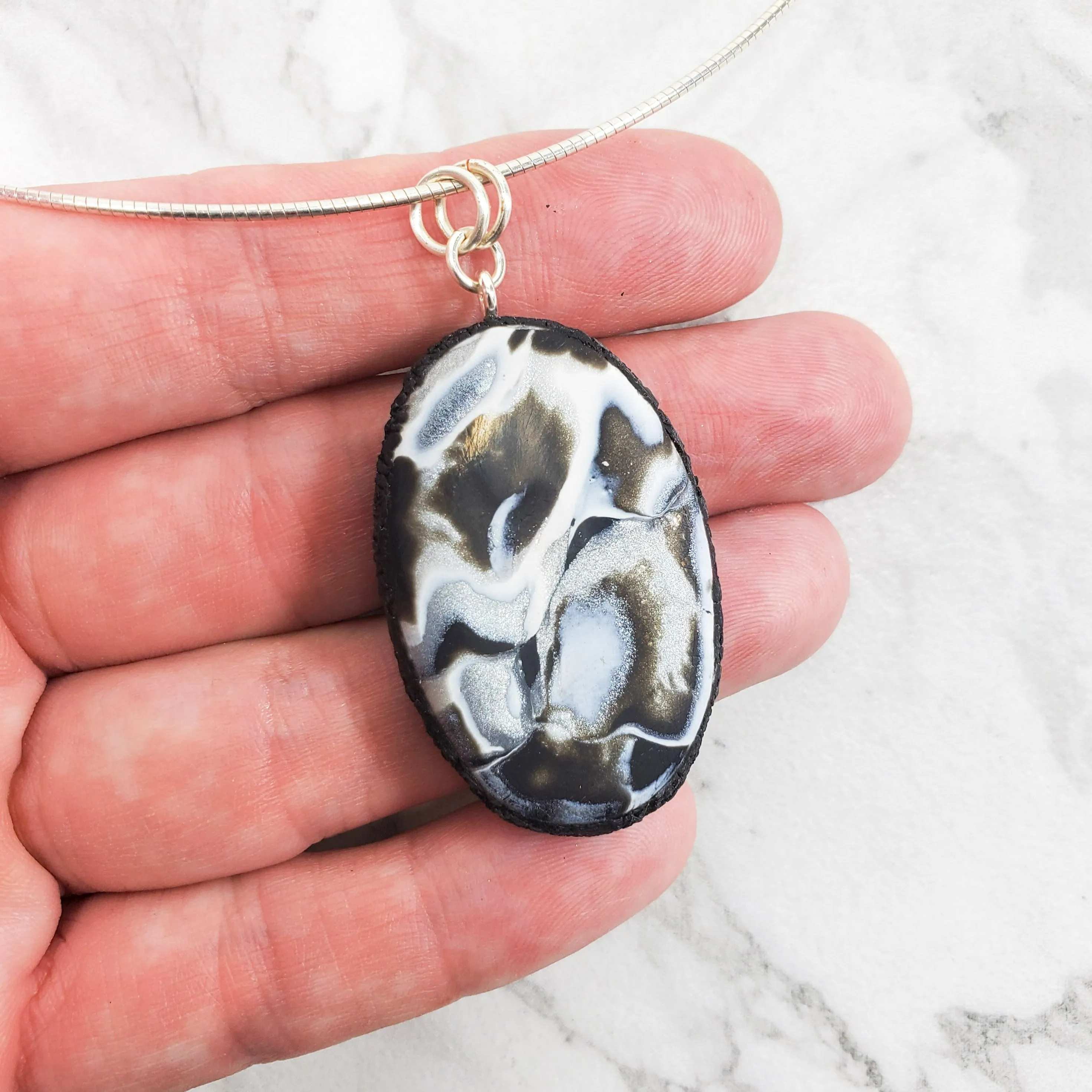 Medium Oval Pendant - Calacatta