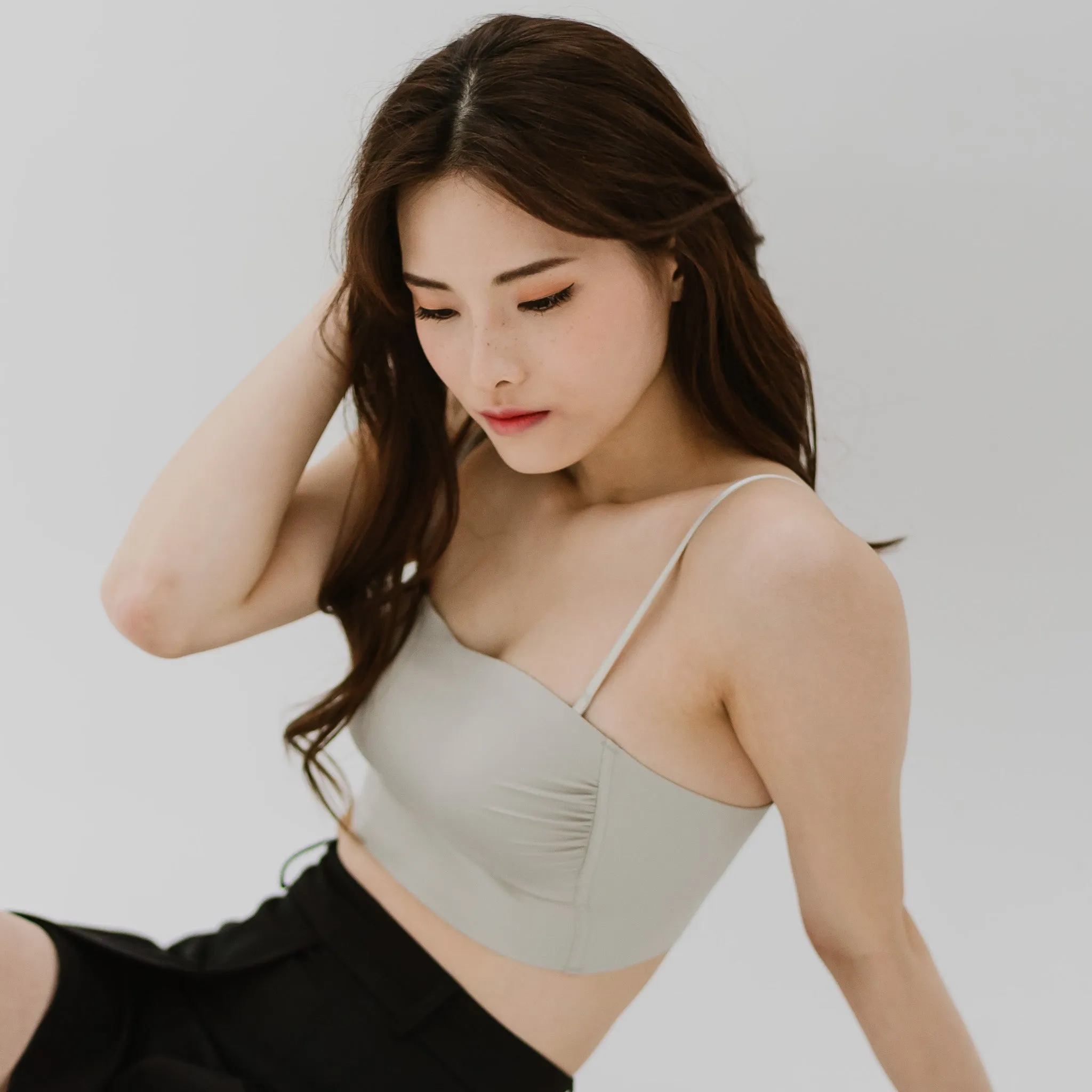 Minimalist Chic! Ruched Lightly-Lined Seamless Midi Strapless Wireless Bra in Hojicha Latte