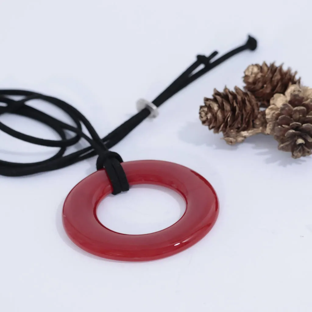 Nouveauté/long pendentif rond rouge/sur ruban noir et/ou cordon suédine ajustable