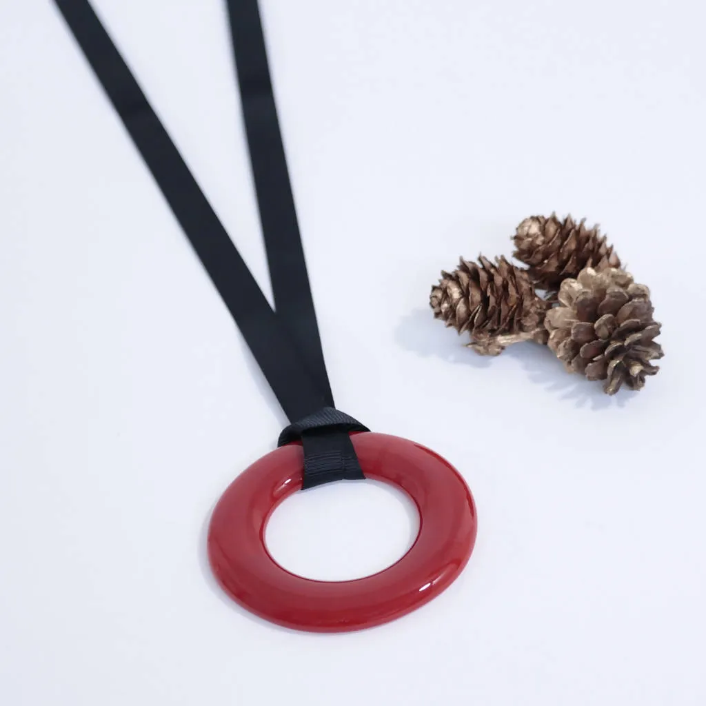 Nouveauté/long pendentif rond rouge/sur ruban noir et/ou cordon suédine ajustable