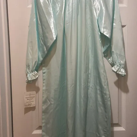 Undercover Wear Vtg 80’s Lace trim Satin nightgown size small nwt