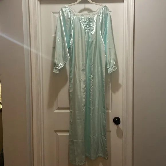 Undercover Wear Vtg 80’s Lace trim Satin nightgown size small nwt