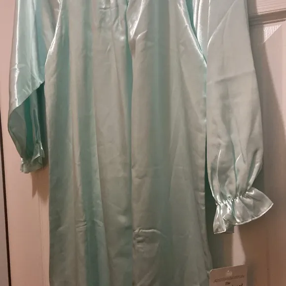 Undercover Wear Vtg 80’s Lace trim Satin nightgown size small nwt
